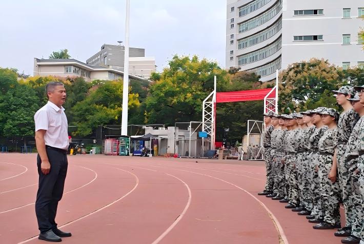 学院领导亲切慰问2025级军训学子